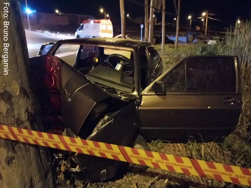Fala Matao - Motorista perde controle de direção do veículo e colide contra árvore em Dobrada