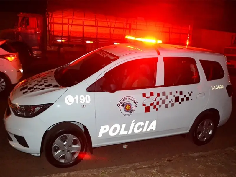 Fala Matao - Carreta roubada com carga de tecidos é encontrada no estacionamento de posto em Matão