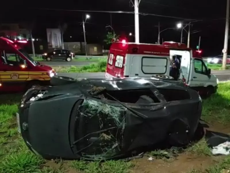 Fala Matao - Dupla se envolve em acidente com veículo roubado de pizzaria em Araraquara