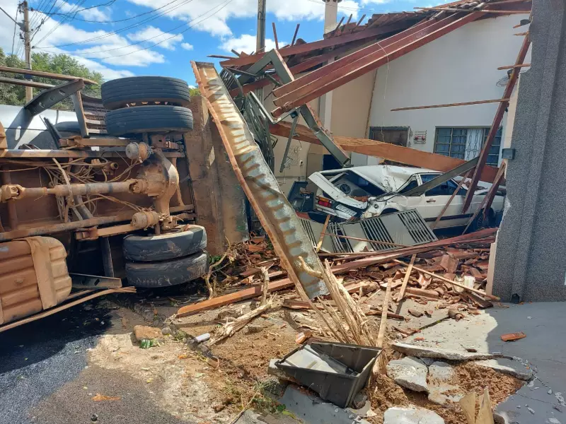 Fala Matao - Vídeo/Fotos - Caminhão de coleta de lixo desgovernado desce de ré e atinge casa e veículos em Matão
