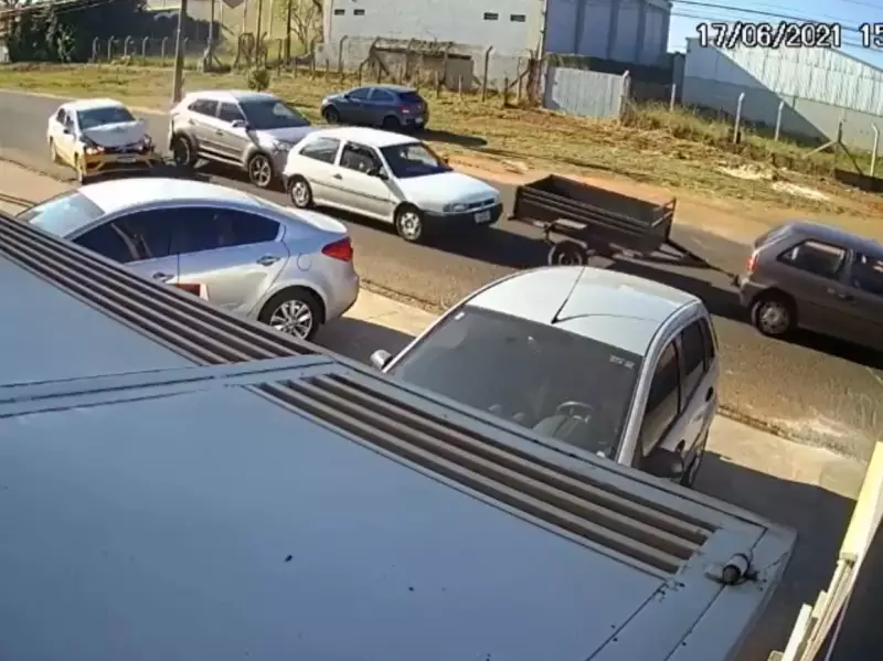 Fala Matão - VÍDEO - Acidente envolve seis veículos no Azul Ville em Matão