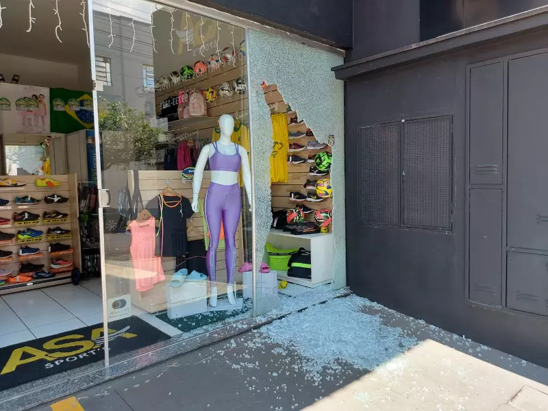 Fala Matão - VÍDEO - Quadrilha quebra vidro e furta loja de artigos esportivos no Centro em Matão