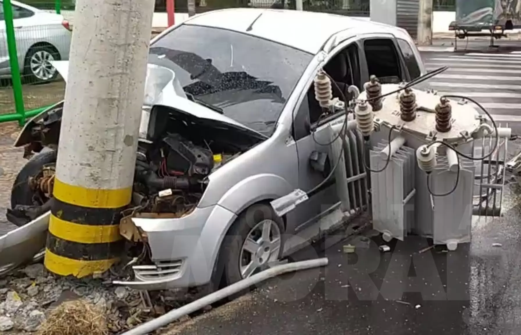 Fala Matao - Condutor colide em poste e derruba transformador em Araraquara