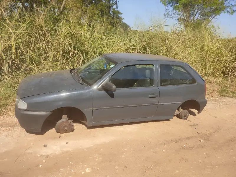 Fala Matao - PM localiza veículo parcialmente depenado em estrada de terra após furto durante a madrugada em Matão