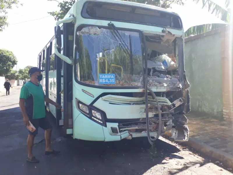 Fala Matao - Motorista de ônibus invade calçada e mata duas pessoas em Araraquara
