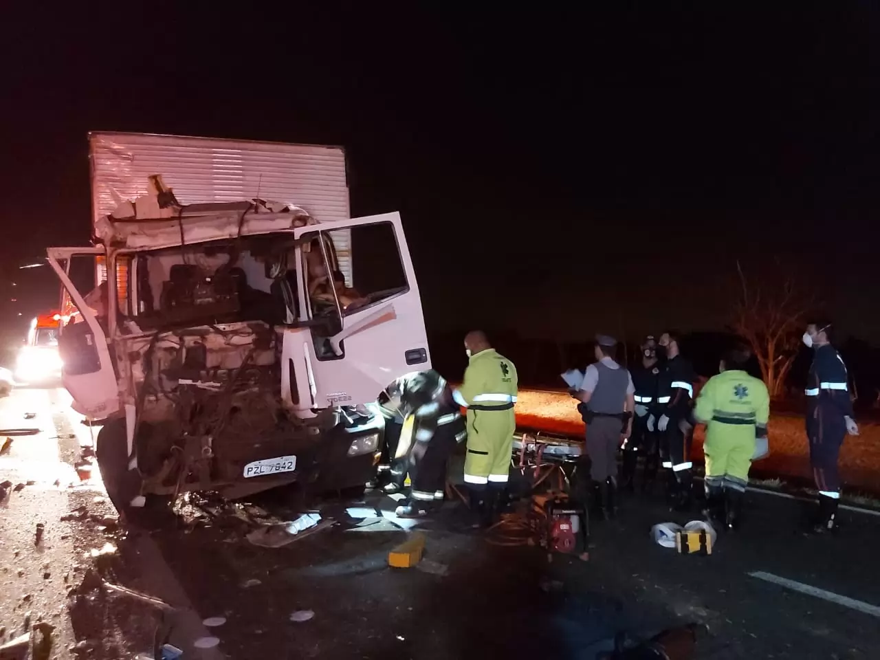 Fala Matao - VÍDEO - Motorista fica preso às ferragens após colisão entre caminhões na WL em Matão