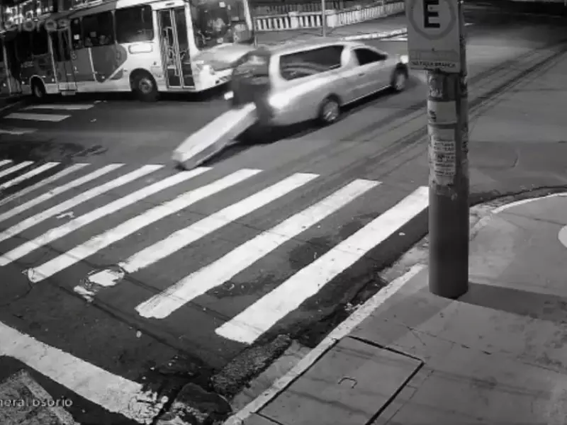 Fala Matao - Vídeo mostra caixão com corpo caindo de carro no meio da rua em Ribeirão Preto