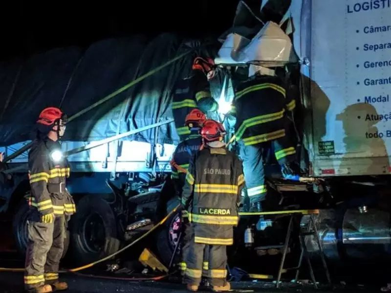 Fala Matao - Acidente na Washington Luís, em São Carlos, resulta na morte de caminhoneiro preso nas ferragens