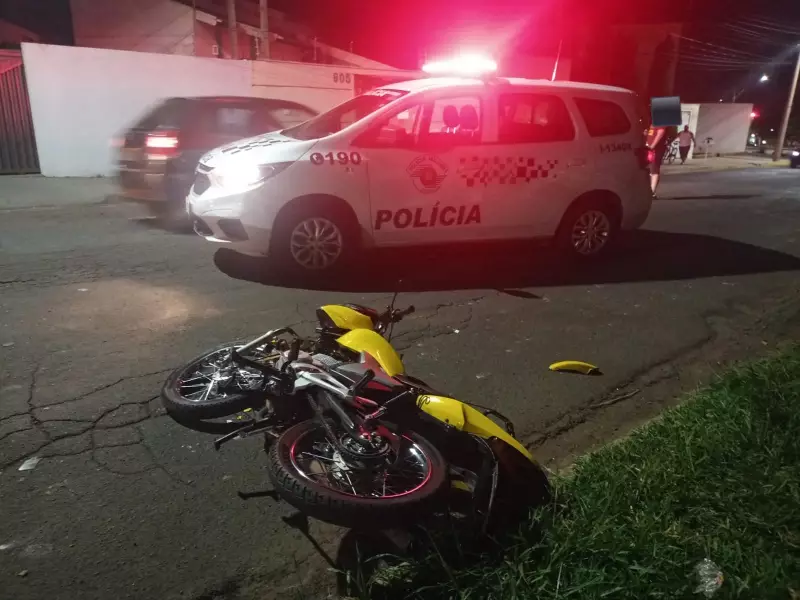 Fala Matão - Acidente entre carro e moto deixa uma vítima grave no Park Imperador em Matão