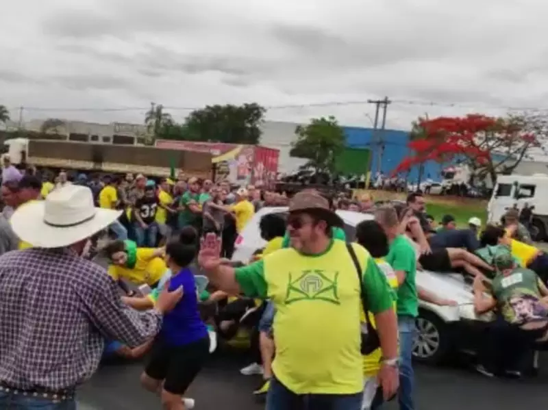 Fala Matao - Carro atropela grupo de manifestantes na Rodovia Washington Luís em Mirassol