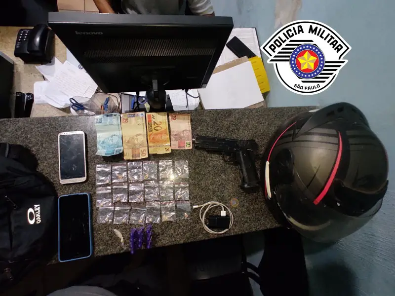 Fala Matao - Polícia Militar apreende simulacro, drogas, dinheiro e motocicleta furtada; dupla foi detida