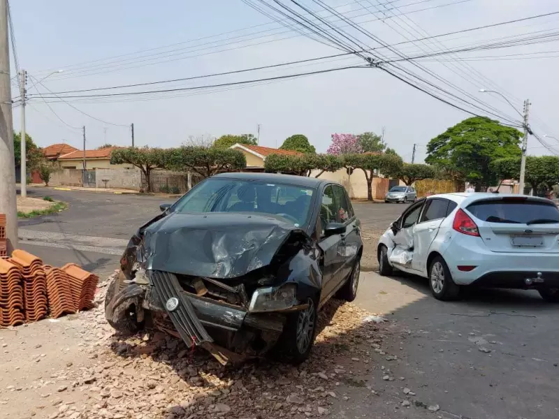 Fala Matao - Após fugir de acidente no Portal no domingo (11), rapaz foge da PM na segunda (12) e causa novo acidente com veículo furtado