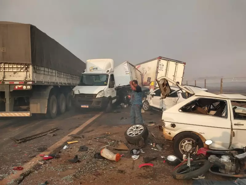 Fala Matao - Engavetamento com 16 veículos deixa oito feridos na Rodovia Carlos Tonani em Sertãozinho