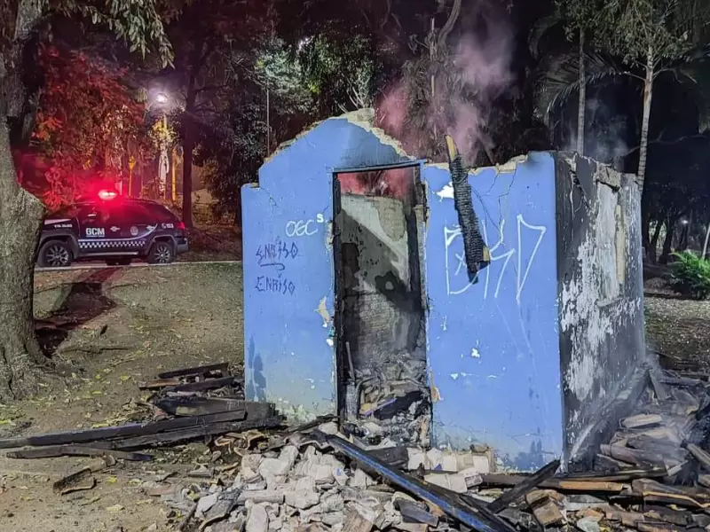 Fala Matao - Depósito de ferramentas no Parque Ecológico fica destruído após atearem fogo