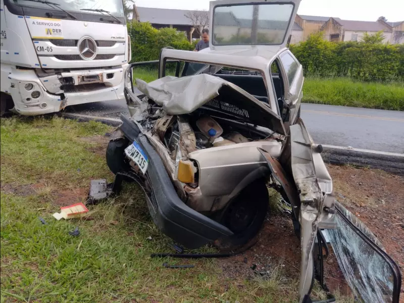 Fala Matao - Carro e caminhão colidem frontalmente na Rua Cipriano Ferreira em Matão