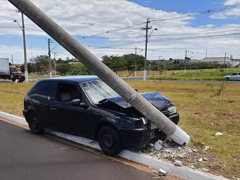 Fala Matao - Carro colide contra poste de concreto na Avenida Trolesi em Matão