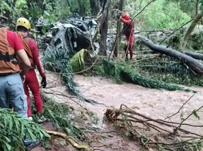 Fala Matao - Cinco pessoas morrem após veículo ser ''engolido'' por cratera em Araraquara