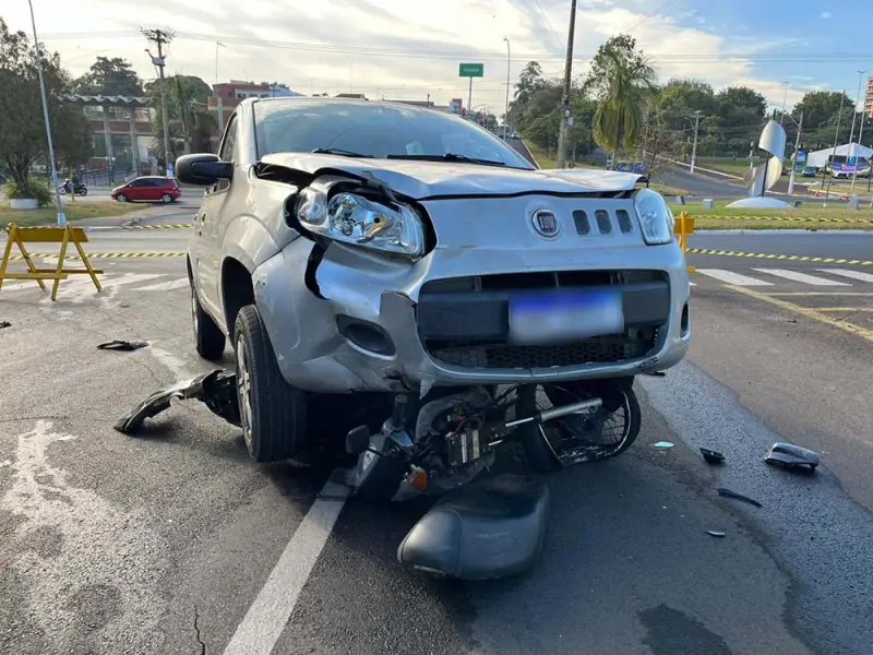 Fala Matao - Motocicleta fica debaixo de carro após acidente na Av. Padre Nelson; motociclista foi socorrida