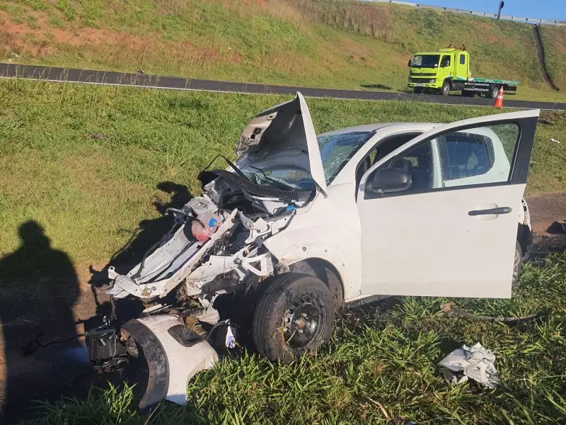 Fala Matao - Motorista dorme ao volante e causa colisão na Rodovia Washington Luís, em Matão