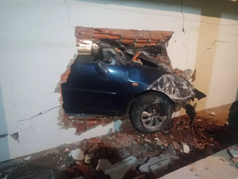 Fala Matao - Carro bate em muro de residência após acompanhamento policial em Matão