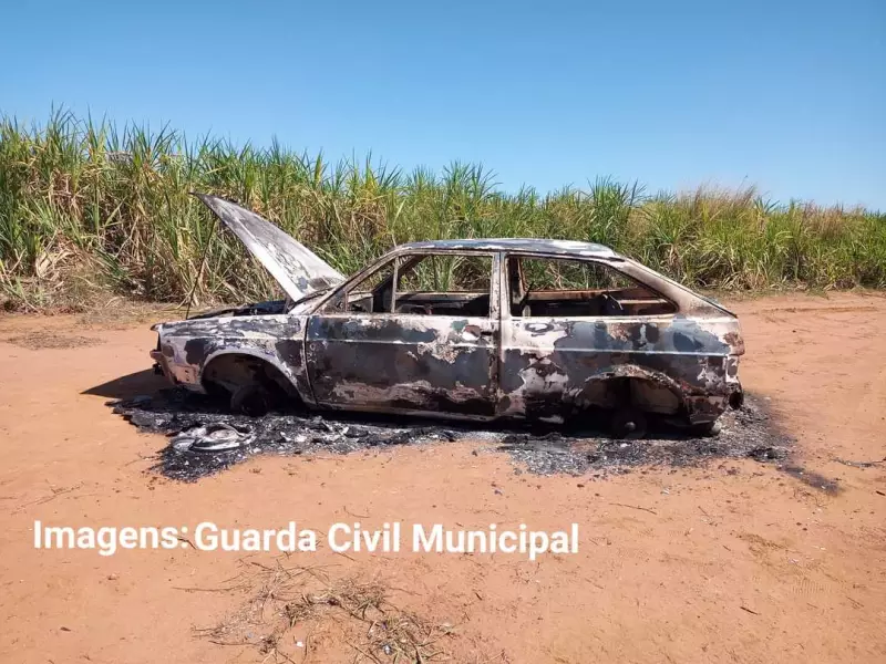 Fala Matao - Veículo incendiado foi localizado em área rural pela GCM