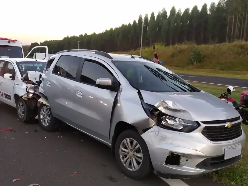 Fala Matao - Colisão traseira envolvendo veículo de Matão em São Carlos deixa cinco pessoas feridas