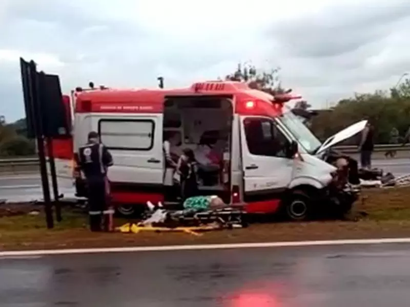 Fala Matao - Carro invade pista contrária e colide contra ambulância do SAMU em Rincão