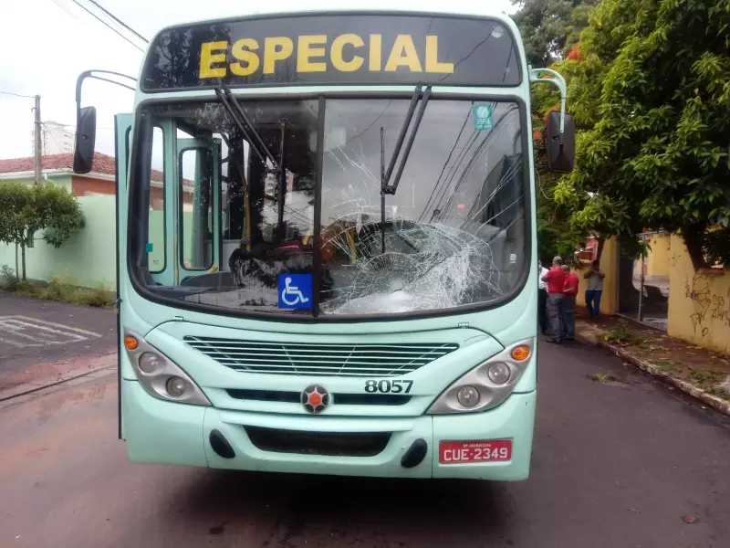 Fala Matao - Jovem ciclista colide contra ônibus e morre em Araraquara