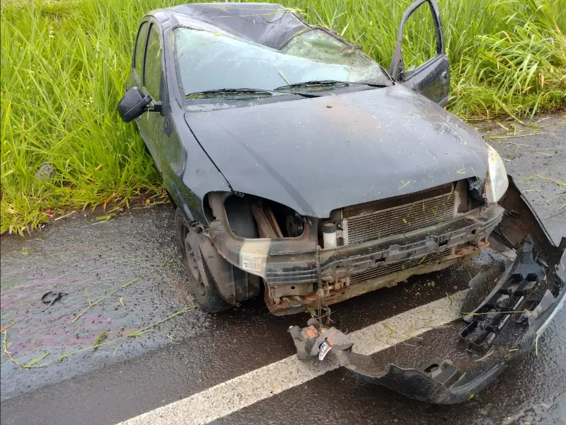Fala Matao - Condutora perde controle de direção e capota o veículo na Avenida Marchesan em Matão