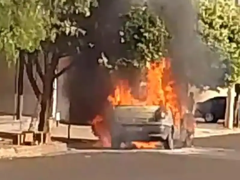 Fala Matao - Após pane elétrica, veículo pega fogo no Jardim Popular