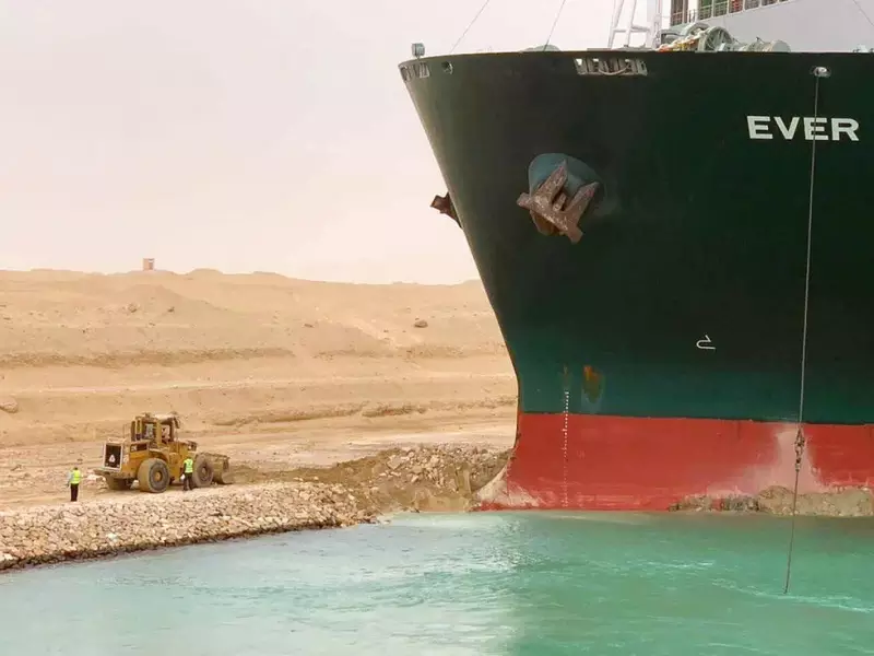 Fala Matao - Após seis dias encalhado no Canal de Suez, navio gigante volta a flutuar