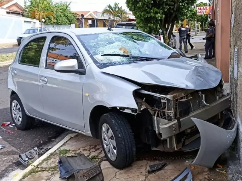Fala Matao - Dupla rouba carro em Araraquara e na fuga atropela duas mulheres na calçada