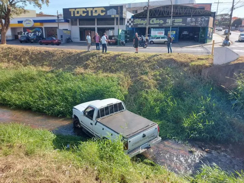 Fala Matao - Caminhonete cai no Rio São Lourenço após colidir com dois veículos