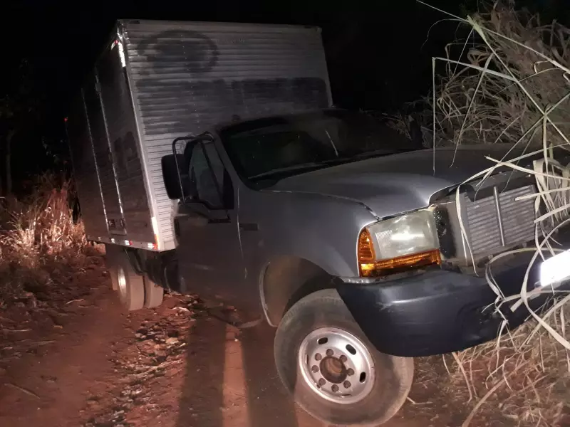 Fala Matao - Caminhão roubado em Matão é recuperado pela Polícia Militar