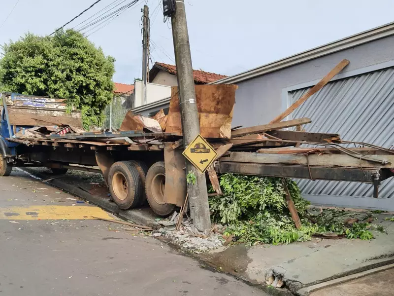 Fala Matao - Caminhão colide contra árvore e poste no Park Aliança em Matão