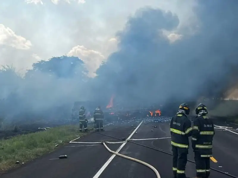 Fala Matao - Caminhoneiro morre em colisão entre caminhões e incêndio em rodovia de Ibitinga