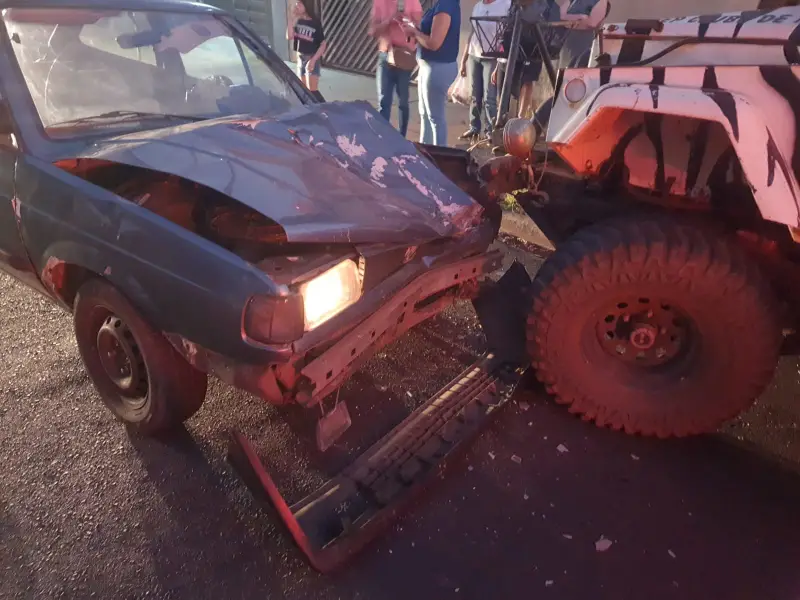 Fala Matao - Motorista colide contra veículo estacionado no bairro Las Lomas