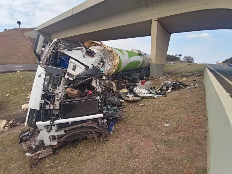 Fala Matao - Motorista de caminhão que transportava suco morre após colidir contra viaduto na SP-310 em Matão