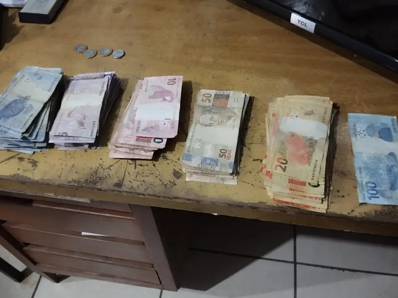 Fala Matao - PM de Santa Ernestina detém dois suspeitos com quase R$6 mil próximo a