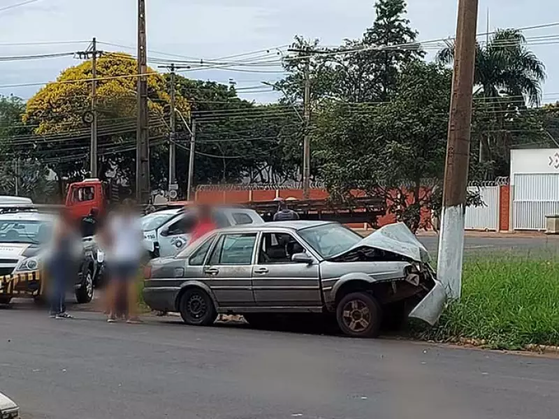 Fala Matao - Carro colide contra poste na Avenida Bladan em Matão