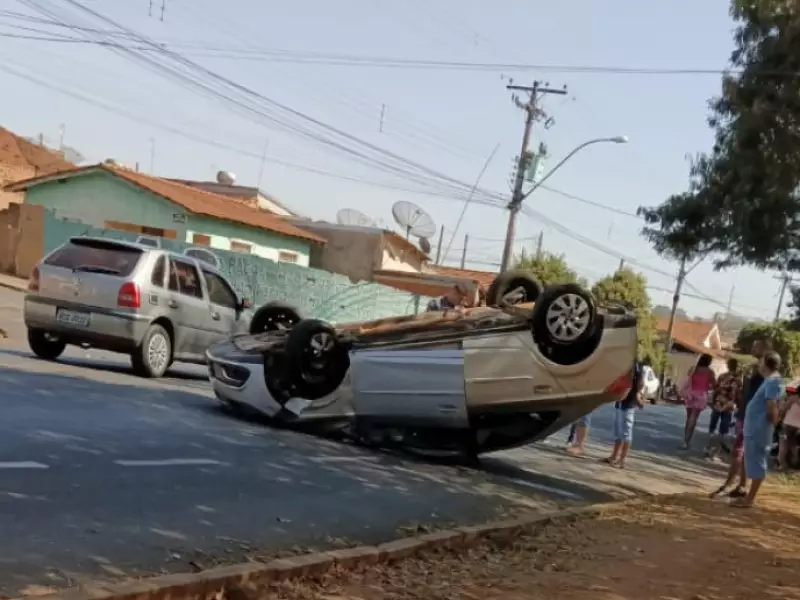 Fala Matao - Veículo capota após tentativa de ultrapassagem na Avenida Franscisco Mastropietro