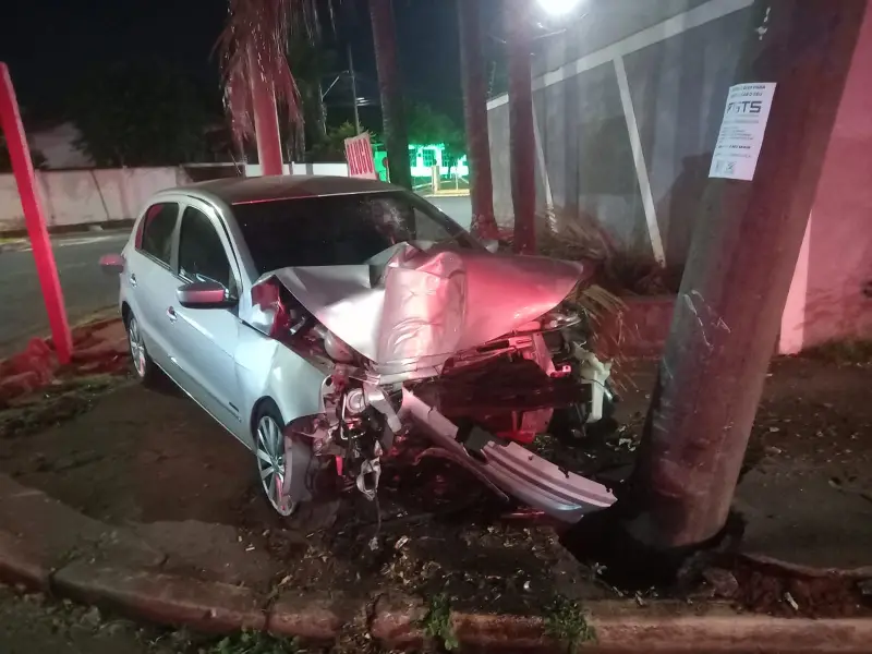 Fala Matao - Violenta colisão contra poste de energia deixa motorista em estado grave em Araraquara