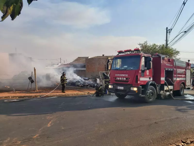 Fala Matao - Incêndio em terreno com produtos recicláveis quase termina em tragédia no Azul Ville