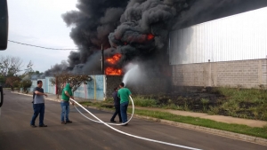 Fala Matão - VÍDEO - Incêndio destrói fábrica de tintas em Matão
