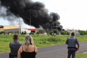 Fala Matão - VÍDEO - Incêndio destrói fábrica de tintas em Matão
